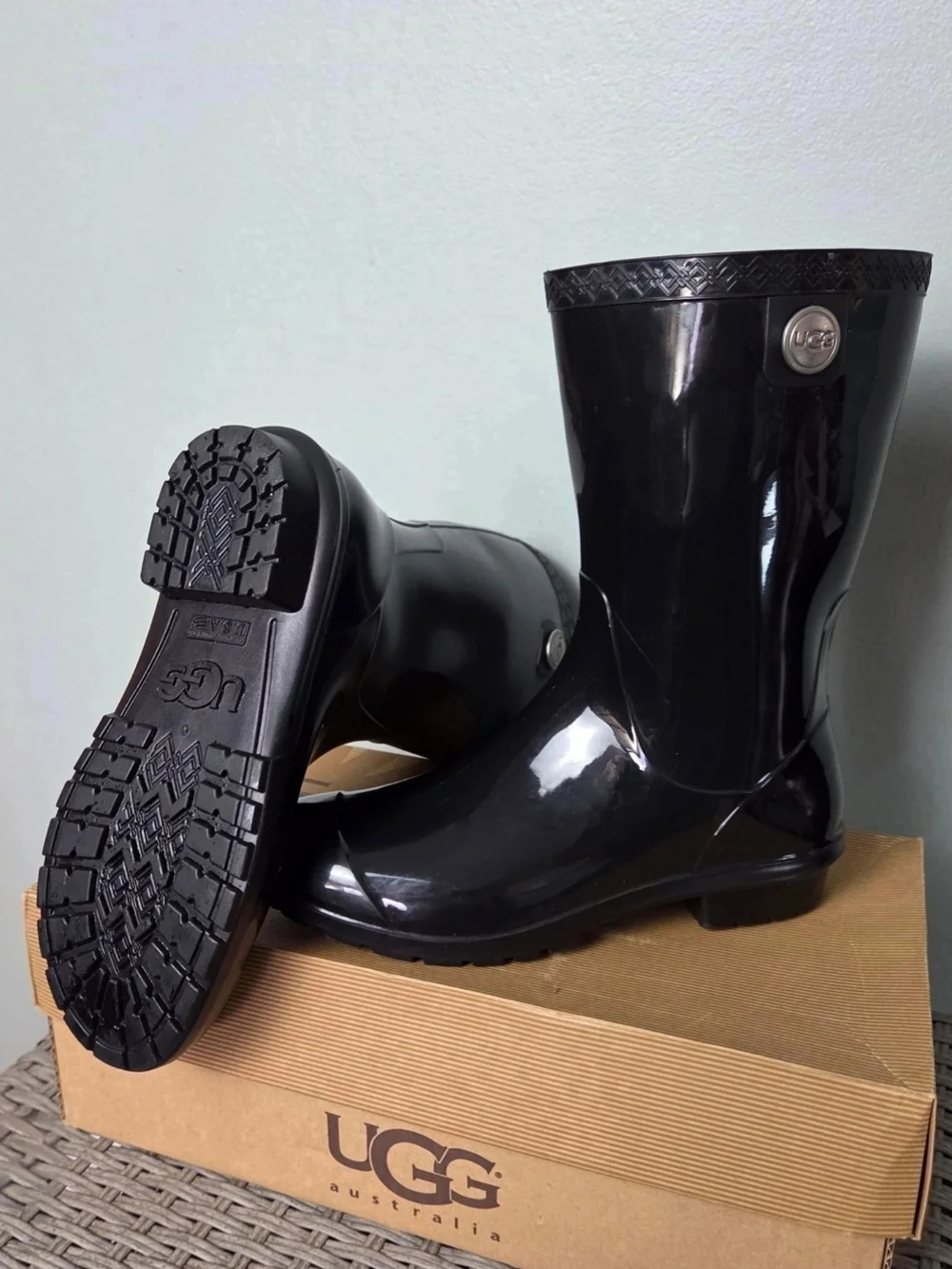 UGG Women's 7 Rain Boots Tall Mid-Calf Glossy Black Waterproof High Gloss Sienna